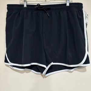 Women’s ideology black performance shorts. Size 2x. NWT.